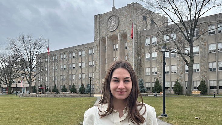 Sophia Bock steht vor dem Gebäude der St. John's University