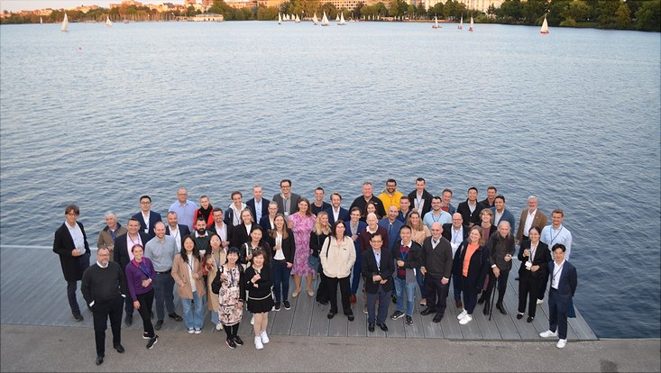 Menschentraube an der Alster