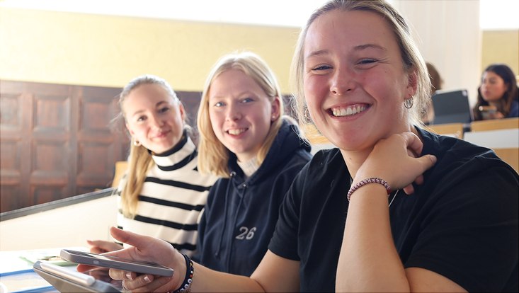 BWL-Studentinnen im Hörsaal img-9120-733x414 BWL-Studentinnen im Hörsaal/ESA