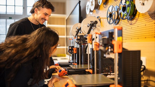 Studierende vor einem 3D Drucker