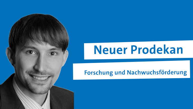 Mann vor blauem Hintergrund