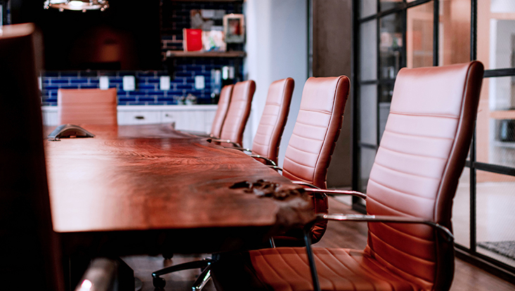 Konferenzraum mit Ledersitzen