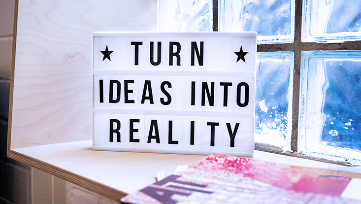 Turn Ideas Into Reality Schriftzug