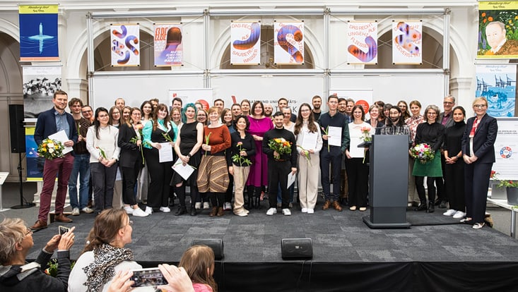 Frauen und Männer auf Bühne