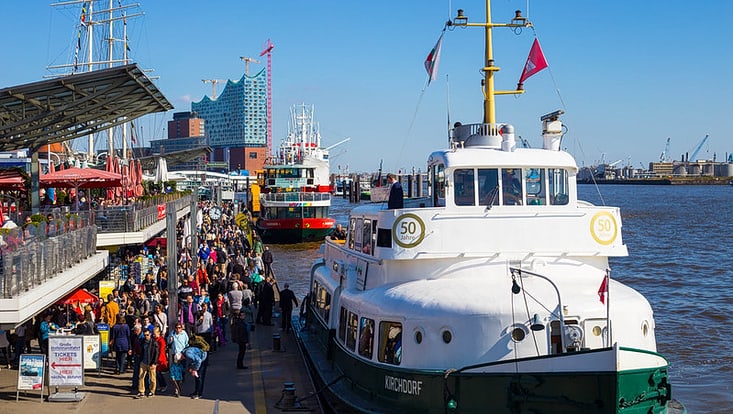 Fähre an den Hamburger Landungsbrücken