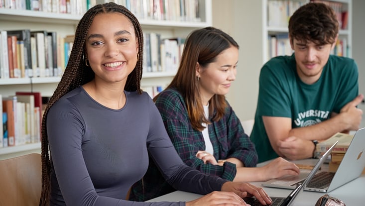 drei Menschen am studieren