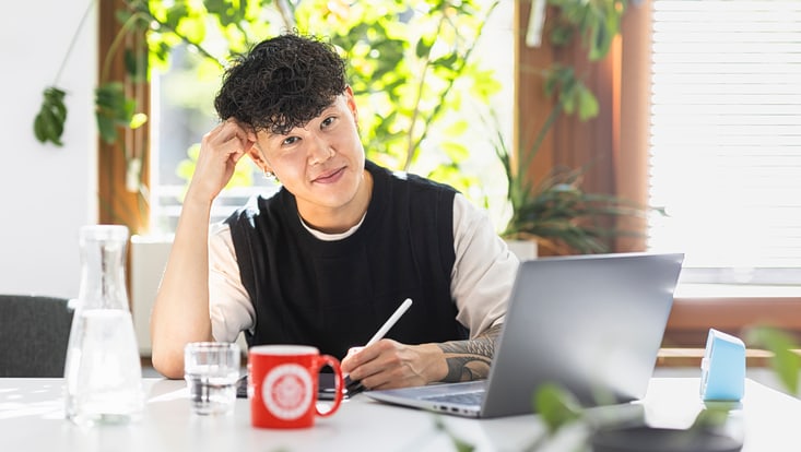 junger Mann am Laptop