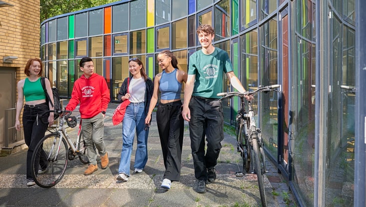 Gruppe Menschen mit zwei Fahrrädern