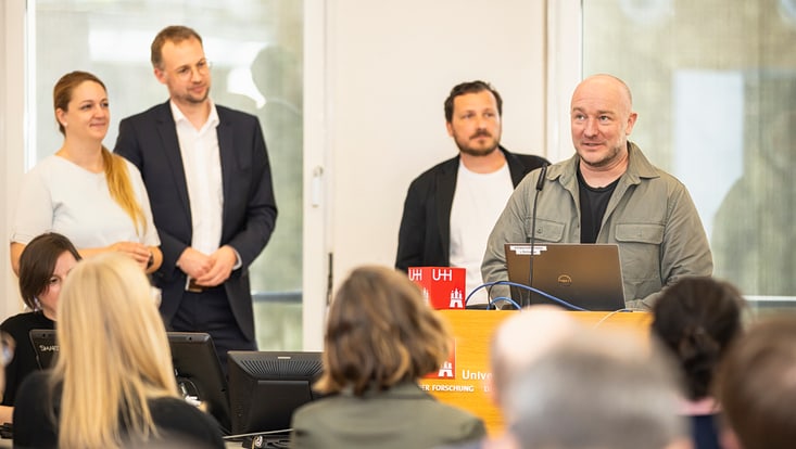 Mann beim Vortragen mit Publikum