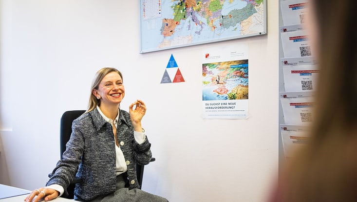 Elena Sheynfeld unter Weltkarte